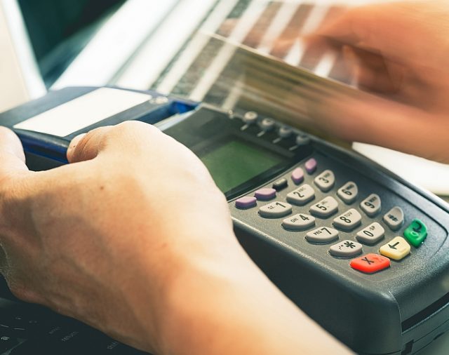 Tarjetas: la tasa de financiación para las 12 cuotas fijas subió al 132%