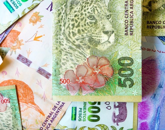 Tensión entre bancos y los clientes que manejan un alto volumen de efectivo