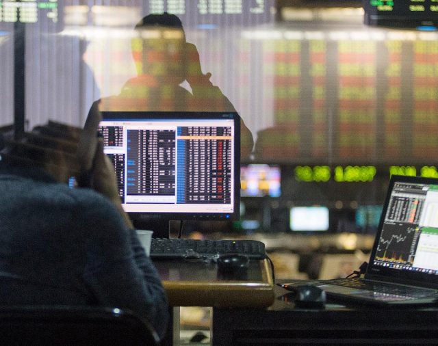 Oleada de aversión al riesgo local e internacional empujó a la baja a bonos y acciones