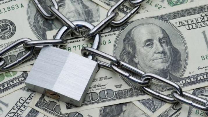 Nuevo cepo: el BCRA prohíbe mandar dólares al exterior a cuentas de terceros