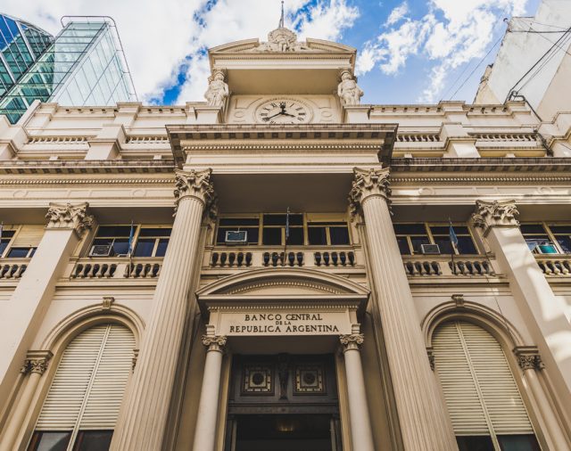 Dólar futuro: el mercado desconfía de la paz cambiaria aunque el Central se expone menos