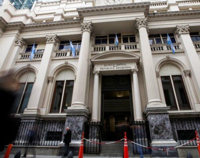 Tarjeta, plazo fijo, cajeros y crédito: todo lo que los bancos están obligados a hacer