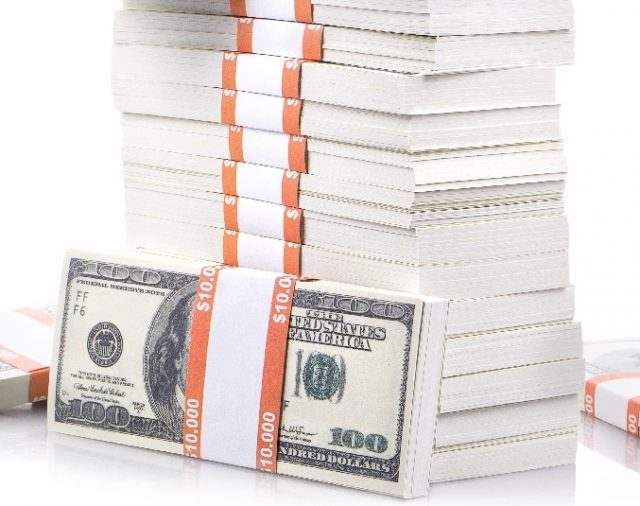 El dólar blue cedió, pero aún opera con una brecha superior al 85%