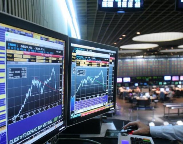 Cambia el mes pero el riesgo país no mejora: subió a 1556 puntos