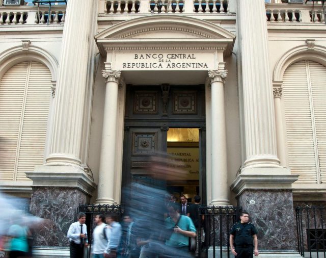 El Banco Central usará las reservas para aliviar el cepo al dólar a importadores