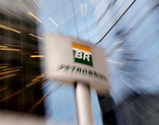 Petrobras golpeó a la Bolsa porteña y el poco apetito por el riesgo argentino hundió los ADRs