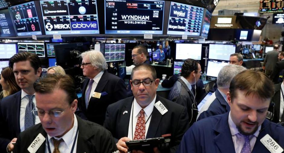 Activos argentinos siguen en caída, sin rumbo en un Wall Street que se puso en pausa