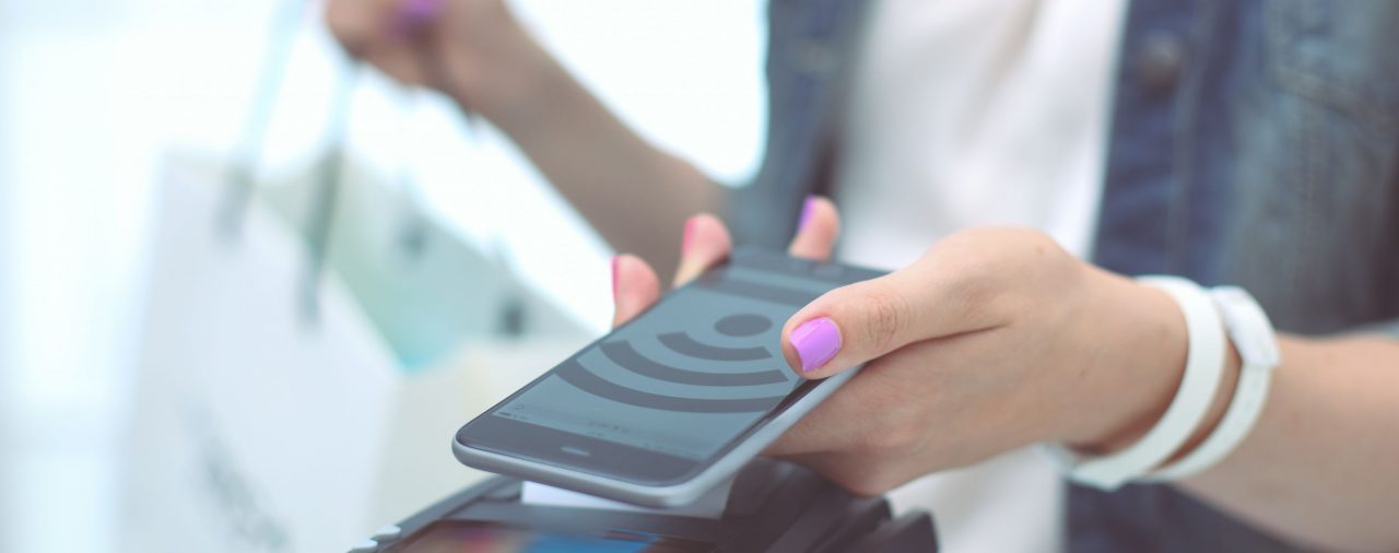 Tarjeta: se impone el débito en el comercio y pagos y retrocede el efectivo