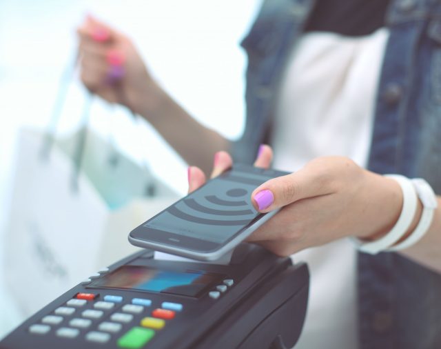 Tarjeta: se impone el débito en el comercio y pagos y retrocede el efectivo