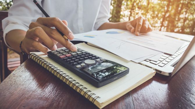 Finanzas personales: por qué los 50 años son la edad ideal para empezar a invertir según este experto