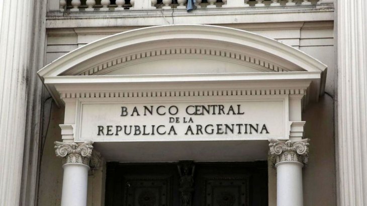 El BCRA ya no compra dólares, pero sigue con poder de fuego para tener el CCL a raya