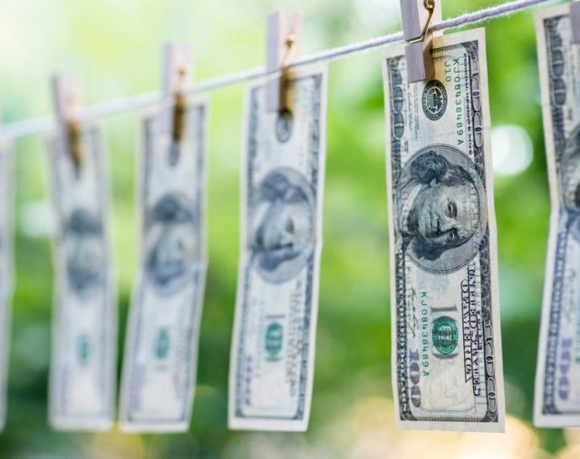 Dólar ahorro: por qué 30.000 personas al mes venden divisas en el banco a $ 96