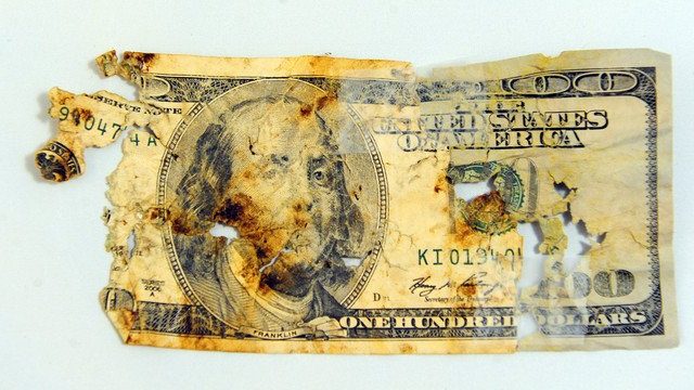 Dólar hoy: qué hacer los billetes dañados o viejos y dónde puedo cambiarlos