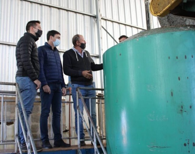 El ministro de Industria recorrió una fábrica de maples en Candelaria