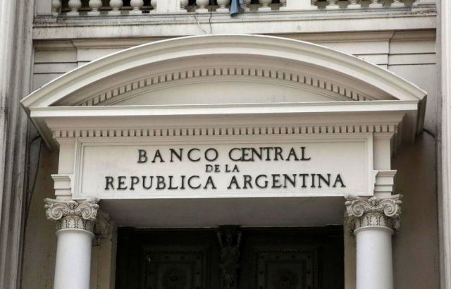 BCRA: la medida que llevará a bancos a vender dólares "no tiene ningún efecto" sobre los depósitos de privados