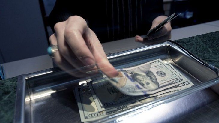 Presión devaluatoria y reservas: Gobierno rechaza versiones y ratifica la estrategia cambiaria