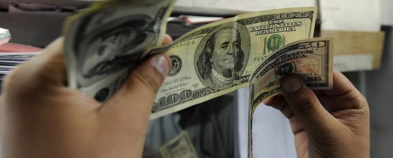 Ahorros en dólares: 5 errores muy comunes que arruinan los billetes y los dejan sin valor
