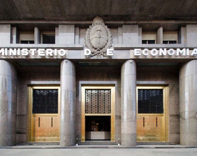 Anzuelo para inversores: Economía sale al mercado con un bono atado al dólar